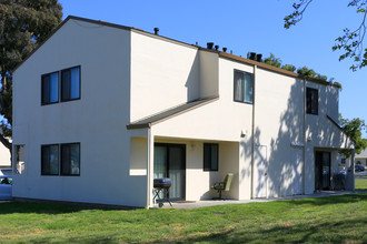 350 C St Apartments in South San Francisco, CA - Building Photo - Building Photo