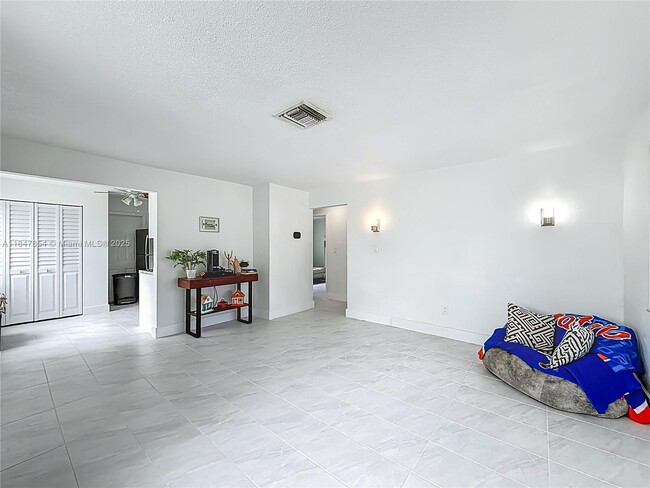 2223 Liberty St in Hollywood, FL - Foto de edificio - Building Photo