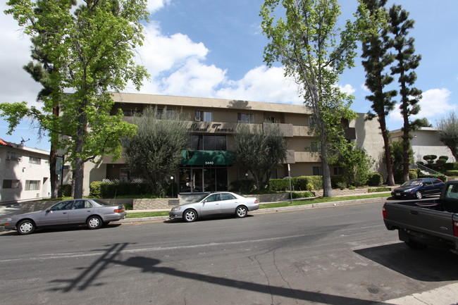 Woodland Towers in Woodland Hills, CA - Building Photo - Building Photo