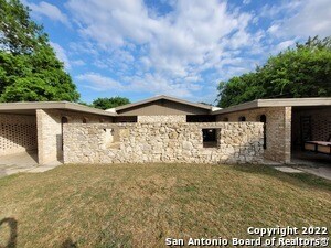 1210 Hillcrest Dr in New Braunfels, TX - Foto de edificio