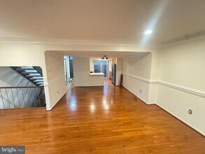 9250 Three Oaks Dr in Silver Spring, MD - Building Photo - Building Photo
