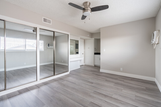 The Riviera Apartments in Azusa, CA - Foto de edificio - Interior Photo