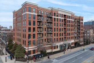 Old Town Village East Mid-Rise in Chicago, IL - Building Photo - Primary Photo