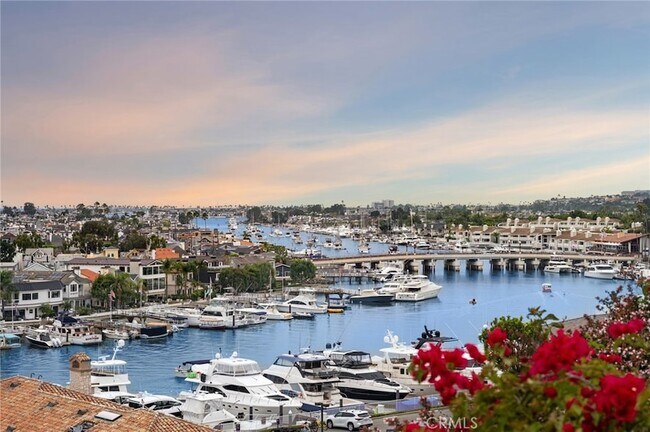 1523 Dolphin Terrace, Unit 209 in Newport Beach, CA - Foto de edificio - Building Photo