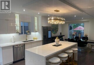 8 Kings College Rd in Markham, ON - Building Photo - Building Photo