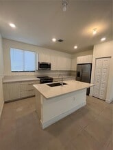 4935 NW 84th Ave in Doral, FL - Building Photo - Building Photo