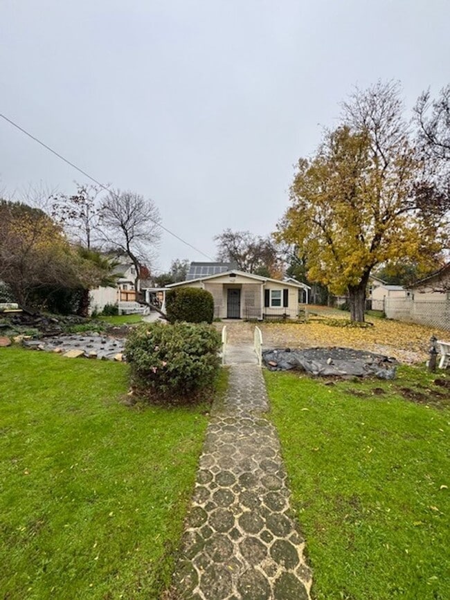 2352 Shasta St in Redding, CA - Building Photo - Building Photo