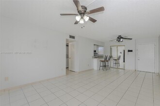 9150 Fontainebleau Blvd in Miami, FL - Building Photo - Building Photo