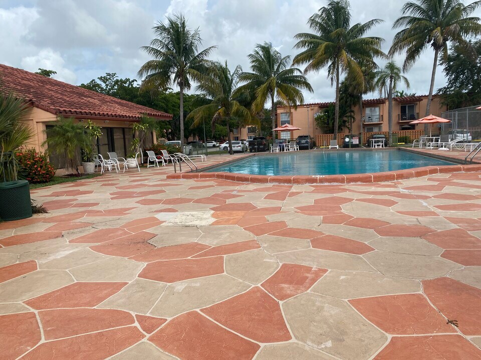 7151 Miami Lakes Dr, Unit P22 in Miami Lakes, FL - Foto de edificio