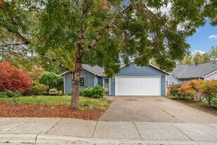 319 NW Angela Ln in Hillsboro, OR - Building Photo