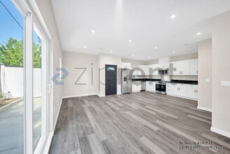 22657 Strathern St in Los Angeles, CA - Building Photo - Building Photo
