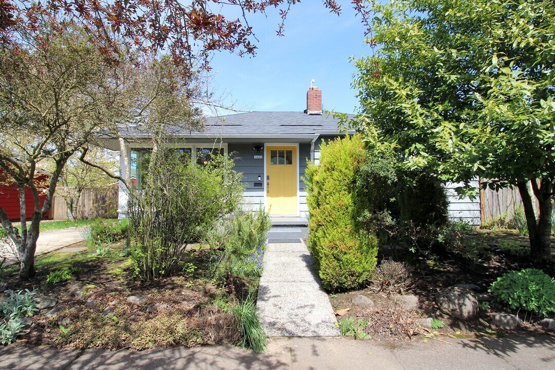 1425 NE Highland St in Portland, OR - Building Photo