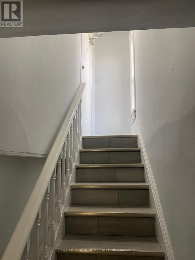 201 Albert St in Oshawa, ON - Building Photo - Building Photo