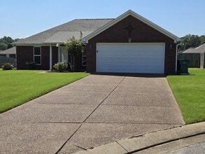 110 Livingston Cove in Medina, TN - Building Photo - Building Photo