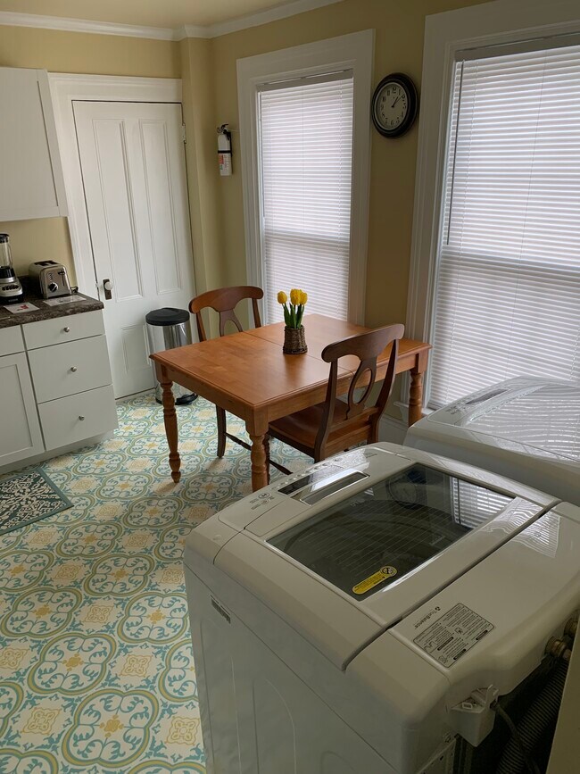 39 Ohio St, Unit Fully furnished 2 bedroom in Bangor, ME - Building Photo - Building Photo