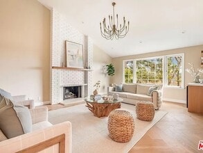 17481 Tramonto Dr in Pacific Palisades, CA - Foto de edificio - Building Photo