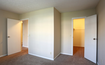 Wyoming Crossing in Cincinnati, OH - Building Photo - Interior Photo