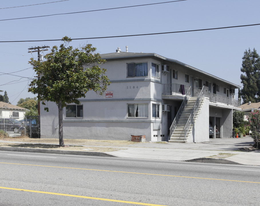 11847 Victory Blvd in North Hollywood, CA - Building Photo