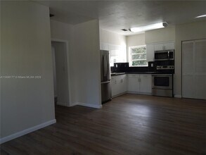 7800 SW 69th Ave in Miami, FL - Building Photo - Building Photo