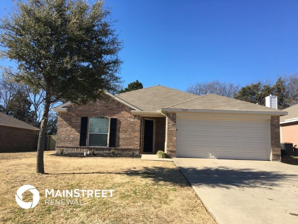 1723 Katrina Ln in Lancaster, TX - Foto de edificio