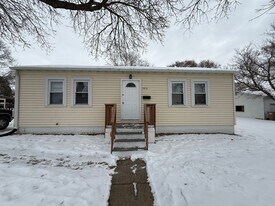 1013 6th St SW in Minot, ND - Building Photo