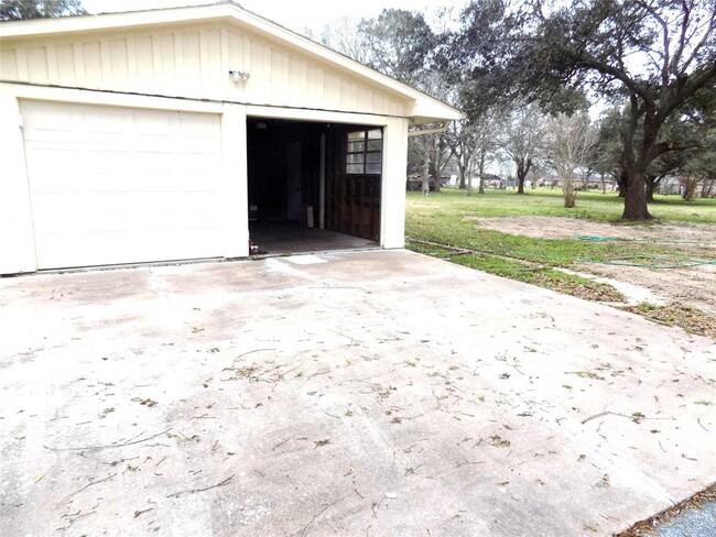 2215 Hicklin St in Alvin, TX - Building Photo - Building Photo