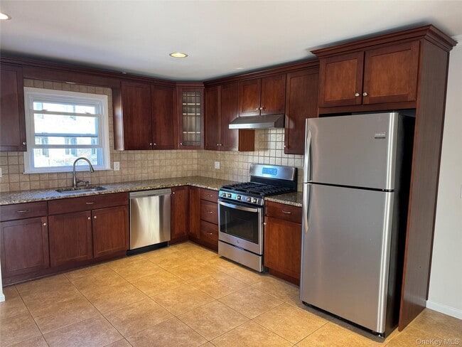 222 Gainsborg Ave E in Harrison, NY - Building Photo - Building Photo