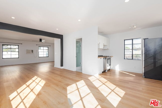 property at 822 N Detroit St