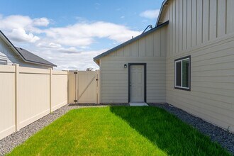 216 Newfield Dr in Moses Lake, WA - Building Photo - Building Photo