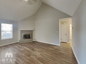 1041 Spanish Trail Ln in Cordova, TN - Foto de edificio - Building Photo