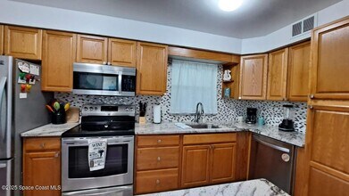 5600 N Banana River Blvd in Cocoa Beach, FL - Foto de edificio - Building Photo