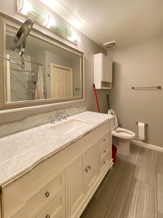 5713 Brewer House Cir, Unit 301 in North Bethesda, MD - Building Photo - Building Photo