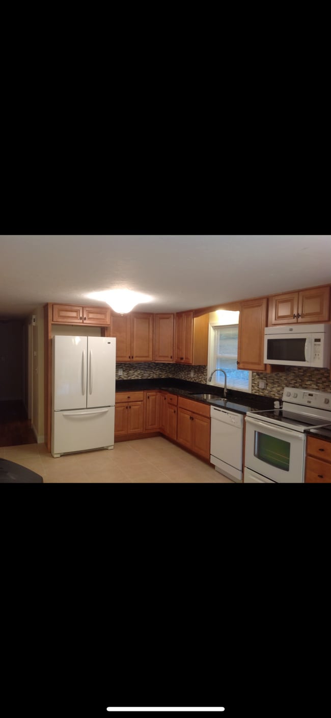 118 Worcester Providence Tpke in Millbury, MA - Building Photo - Building Photo