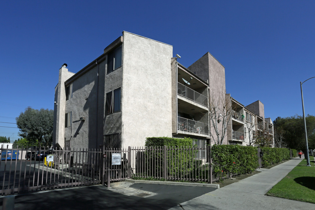 1651 E Imperial Hwy in Los Angeles, CA - Foto de edificio