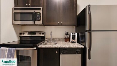 1430 NW Pettygrove St, Unit E308 in Portland, OR - Building Photo - Building Photo