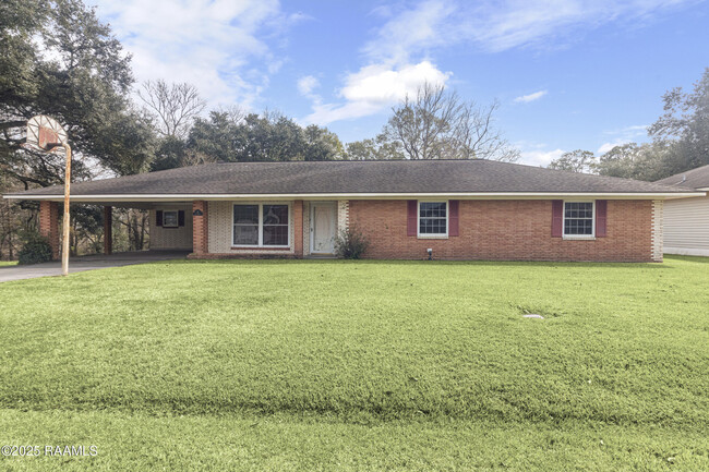 116 Ira Dr in Breaux Bridge, LA - Foto de edificio - Building Photo