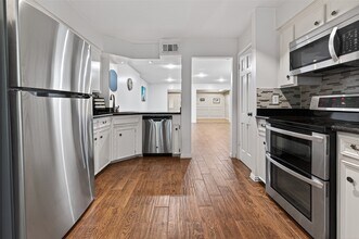 5530 Holly St in Houston, TX - Foto de edificio - Building Photo