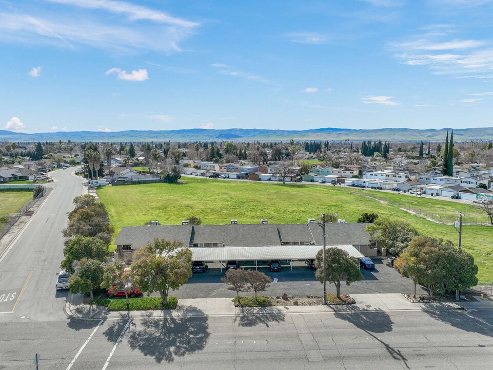 900 Beechnut Ave in Tracy, CA - Building Photo