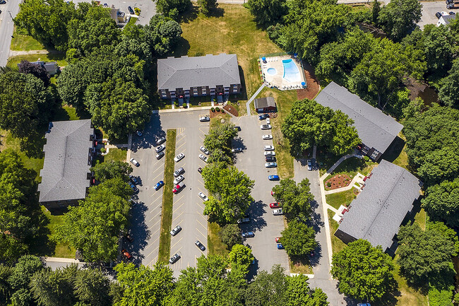 Spruce Knoll in Dracut, MA - Foto de edificio - Building Photo