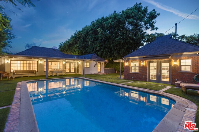 property at 1526 San Vicente Blvd