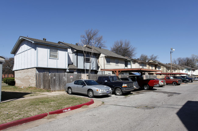 Oakwood Townhomes in Oklahoma City, OK - Foto de edificio - Building Photo