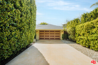 6945 Whitesands Pl in Malibu, CA - Foto de edificio - Building Photo