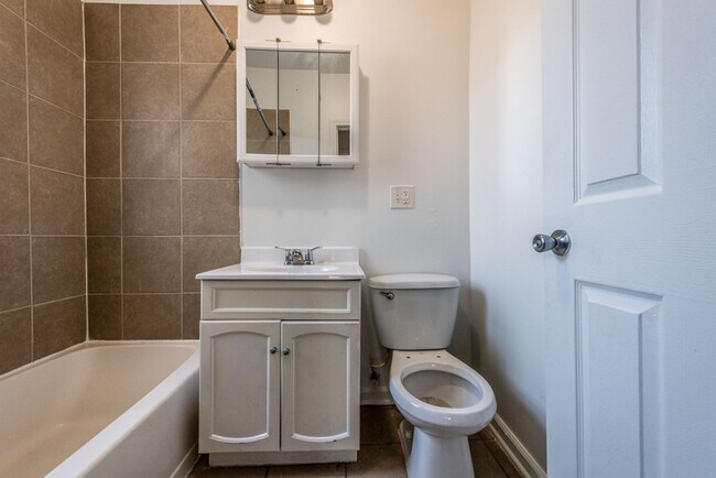 8127 S Ellis Ave Chicago, IL 60619 in Chicago, IL - Foto de edificio - Building Photo