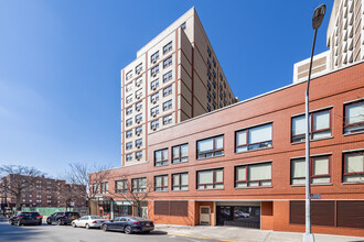 13739 45th Ave in Flushing, NY - Foto de edificio - Building Photo