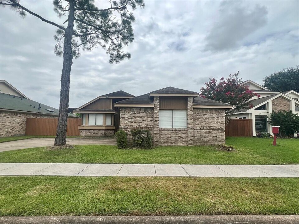 7831 Redgate Cir in Houston, TX - Building Photo