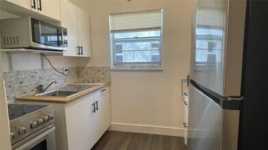 1043 NW 2nd St in Miami, FL - Building Photo - Building Photo