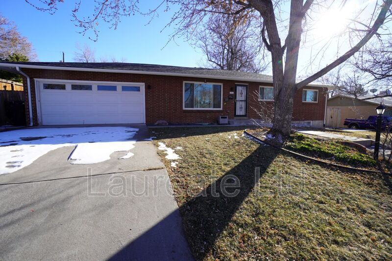 2824 S Zurich Ct in Denver, CO - Building Photo