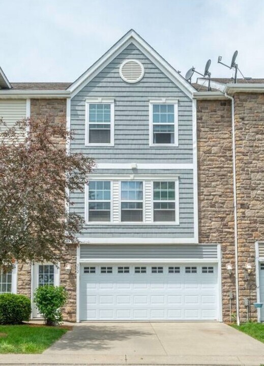 352 NE Kingwood in Waukee, IA - Building Photo