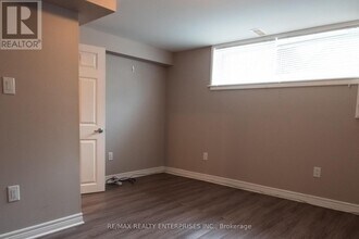 8 Salmond Ct in Hamilton, ON - Building Photo - Building Photo