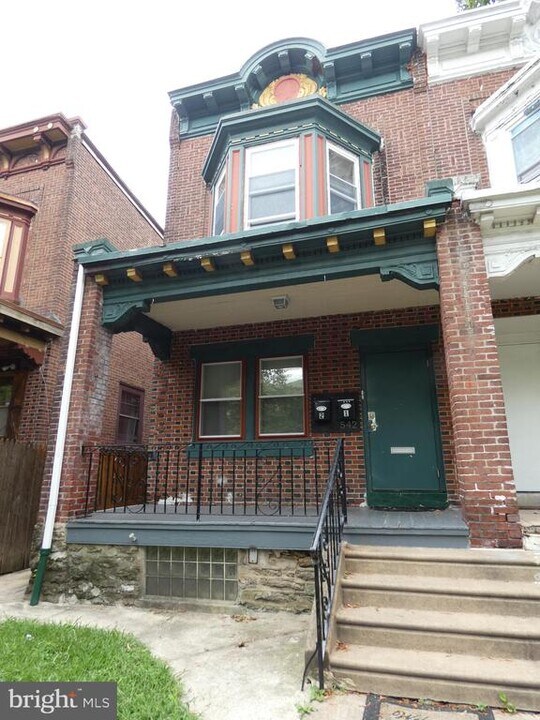 542 E Woodlawn St in Philadelphia, PA - Building Photo